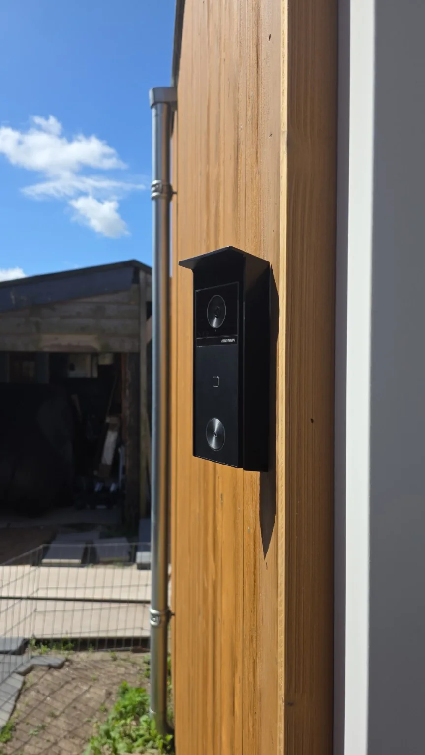 Videointercom op een houten gevel