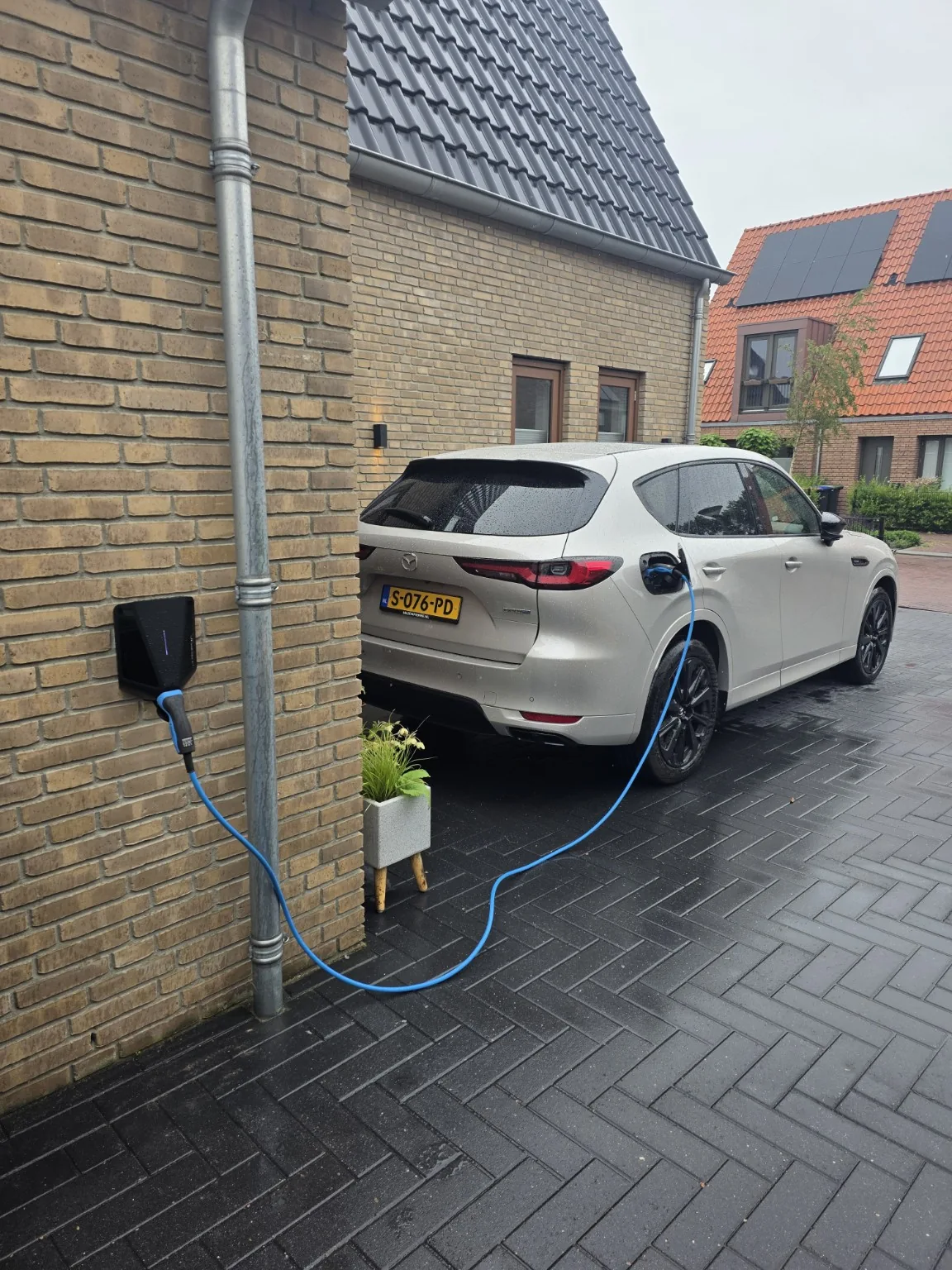 Laadpaal met aangesloten elektrische auto