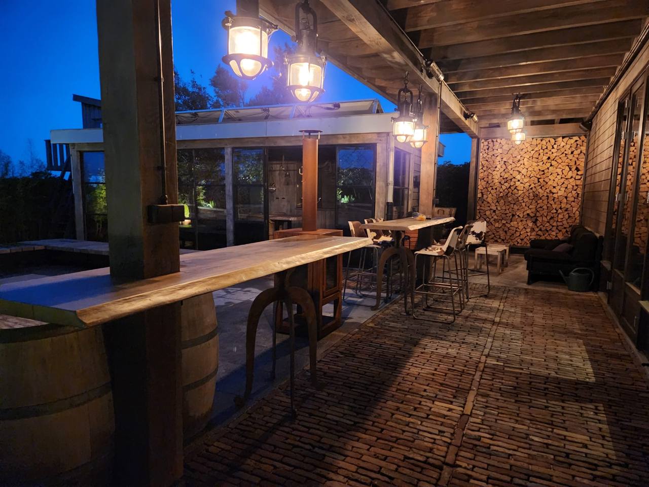 Sfeerverlichting onder een houten overkapping