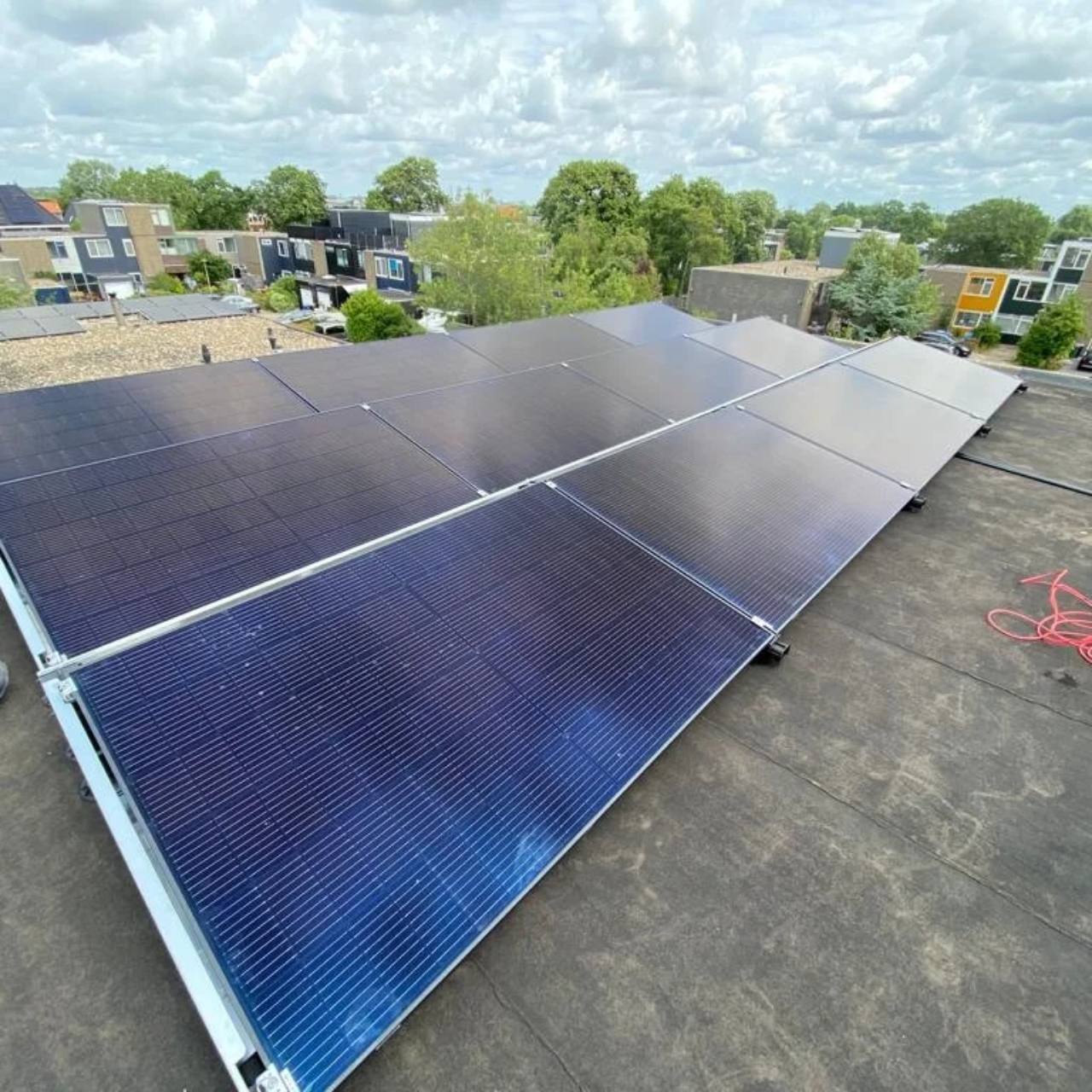 Zonnepanelen op een plat dak